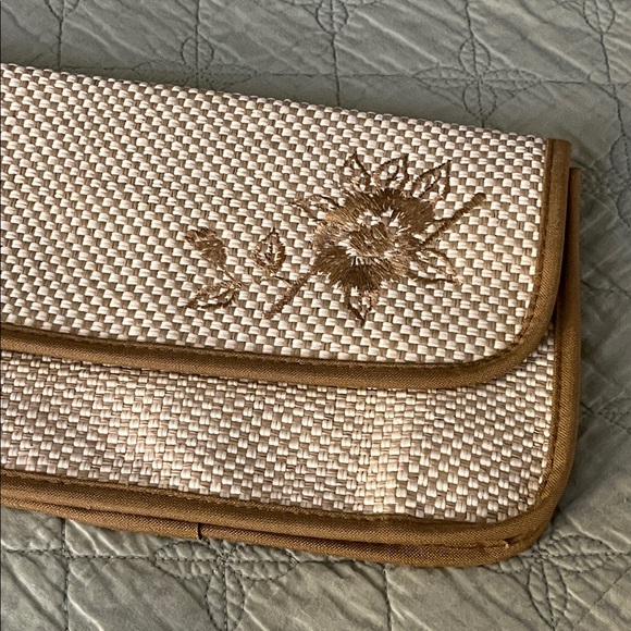 Vintage Woven Straw Clutch, with a floral embroidery design - Picture 3 of 15
